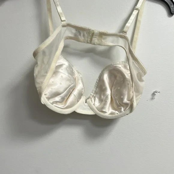 Cream colored bra - Picture 5 of 5